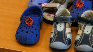 Pełnomocnik ds. osób niepełnosprawnych w Mysłowicach rozpoczęła zbiórkę butów dla dzieci, które w marcu chce zawieźć do wioski Pangani w Kenii