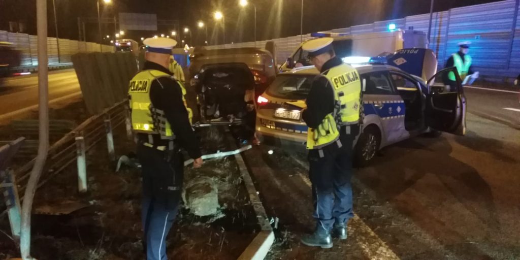 Staranowali dwa radiowozy i bramki na autostradzie A1. Sprawcy napadów na sklepy wpadli podczas policyjnej obławy [ZDJĘCIA] (fot.policja.pl)