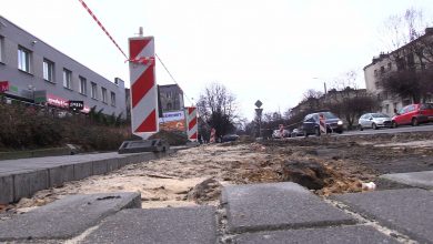 Mieszkańcy chcą parkingu, a miasto buduje drogę rowerową. Awantura w katowickiej Ligocie wybuchła po tym, jak po 16 miejscach postojowych została dziura