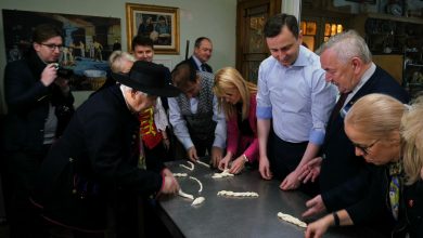 Śląskie: Władysław Kosiniak-Kamysz robi plecionki i obiecuje darmowe próby w teatrach dla seniorów