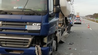 Wysiadł z ciężarówki i wtedy uderzył w niego mercedes. 69-latek zginął na miejscu (fot.KPP Pabianice)