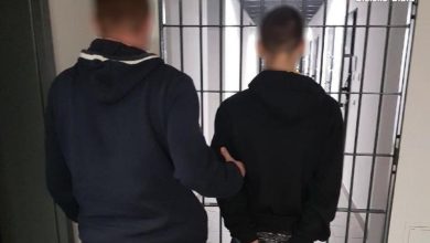 Policjanci z wydziały kryminalnego Komisariatu nr. 3 w Bielsku - Białej zatrzymali trzech podejrzanych o rozboje i pobicia nastolatków. Sąd zdecydował o ich tymczasowym areszcie. Będą zarzuty. [fot. Śląska Policja]