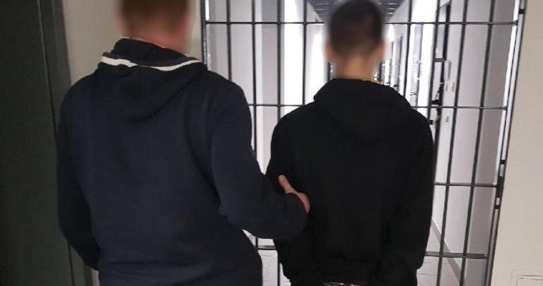 Policjanci z wydziały kryminalnego Komisariatu nr. 3 w Bielsku - Białej zatrzymali trzech podejrzanych o rozboje i pobicia nastolatków. Sąd zdecydował o ich tymczasowym areszcie. Będą zarzuty. [fot. Śląska Policja]