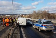 Groźny wypadek w Piekarach Śląskich na obwodnicy miasta. Na drodze wojewódzkiej nr 911 zderzyły się trzy samochody. Ranny 59-latek został zabrany do szpitala. (fot.KWp Katowice)