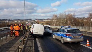 Groźny wypadek w Piekarach Śląskich na obwodnicy miasta. Na drodze wojewódzkiej nr 911 zderzyły się trzy samochody. Ranny 59-latek został zabrany do szpitala. (fot.KWp Katowice)