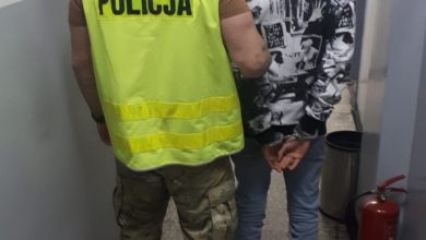 Zdjęcie z zatrzymania 19-latka. [fot. Śląska Policja]