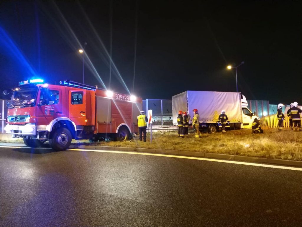 Kierowca dostawczego busa zjeżdżając z trasy S1 w stronę Cieszyna uderzył w barierki, przebił je i zawisł kilka metrów na biegnącą poniżej ulicą Węglową! Foto: Sylwester Gorząd Waszym Okiem - Radio Bielsko