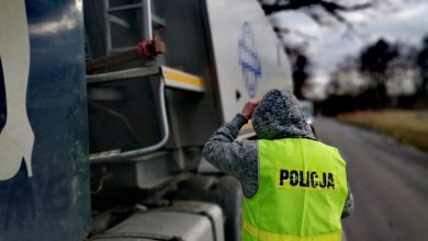 Zdjęcie z akcji przechwycenia pojazdu przewożącego nielegalne odpady. [fot. Śląska Policja]