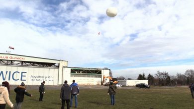 Z lotniska Aeroklubu Gliwickiego wystartował w niedzielę balon stratosferyczny SKN SAT, który może przemieszczać się z prędkością nawet 400km/h