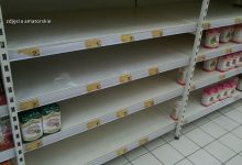 Półki sklepowe świecą pustkami. Ministerstwo Rozwoju: "Żywności w sklepach nie zabraknie"