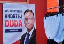 Kampania wyborcza wśród majtek i skarpetek. To targowisko w Jaworznie, tzw. Manhattan w dzielnicy Podłęże. Tutaj prezydent Andrzej Duda walczy o głosy, ale nie wszystkim się to podoba