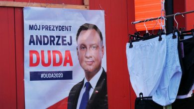 Kampania wyborcza wśród majtek i skarpetek. To targowisko w Jaworznie, tzw. Manhattan w dzielnicy Podłęże. Tutaj prezydent Andrzej Duda walczy o głosy, ale nie wszystkim się to podoba