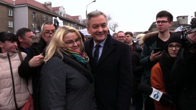 Robert Biedroń na targu w Pyskowicach: Apeluję o więcej pieniędzy dla samorządów