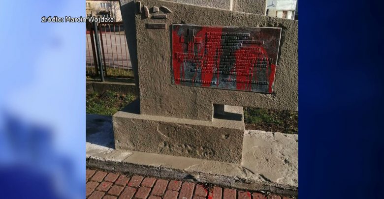 To nie pierwszy przypadek niszczenia tablicy upamiętniającej majora Stanisława Jaroszyńskiego przy ul. Orląt Lwowskich w Sosnowcu. W ostatnich dniach ktoś ponownie oblał ją farbą