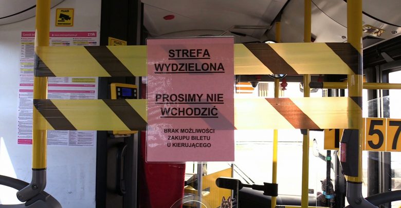 Epidemia koronawirusa: Parkomaty wyłączone, kierowcy autobusów odgrodzeni od pasażerów