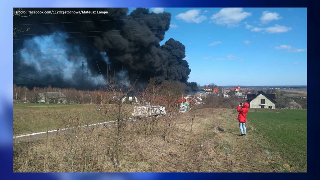 Szesnaście jednostek PSP i OSP walczy z poważnym pożarem zakładu przetwórstwa plastiku w Mokrzeszy niedaleko Mstowa pod Częstochową