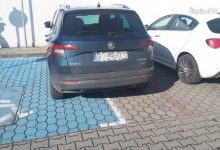 Parkujecie na "niebieskich kopertach"? Zostaniecie surowo ukarani! Przekonał się o tym kierowca skody (fot.Śląska Policja)