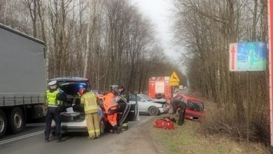 Groźny wypadek w Rybniku! Dwie "osobówki" zderzyły się czołowo na Mikołowskiej [FOTO] (fot. KMP Rybnik)