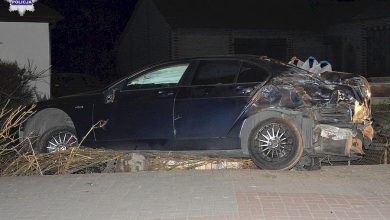 Pijany i na kwarantannie kierowca BMW zakończył jazdę na ogrodzeniu (fot.Policja Lubelska)