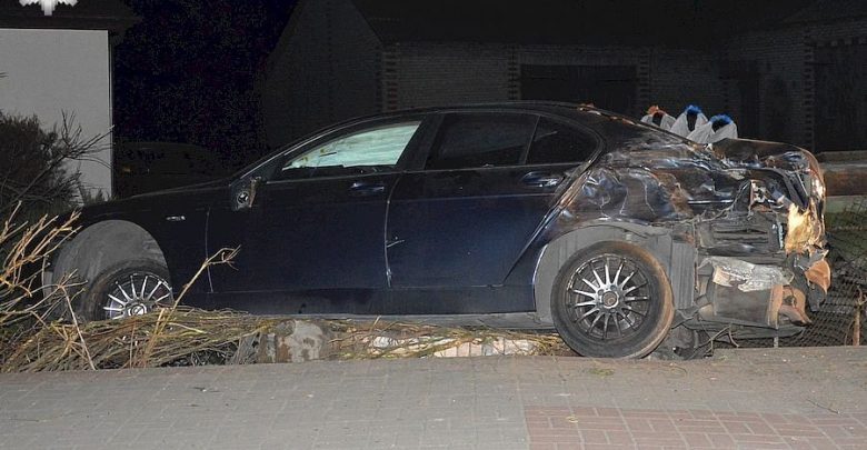 Pijany i na kwarantannie kierowca BMW zakończył jazdę na ogrodzeniu (fot.Policja Lubelska)