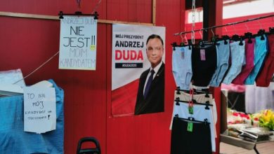 Andrzej Duda walczy o głosy wśród majtek. Polityczna walka na targowisku. Fot. jaw.pl