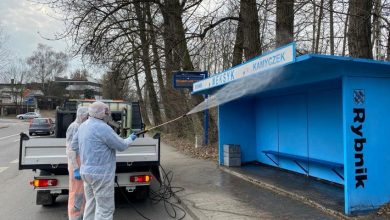 Epidemia koronawirusa: W Rybniku ludzie w maskach i kombinezonach dezynfekują przystanki (fot.Rybnickie Służby Komunalne)