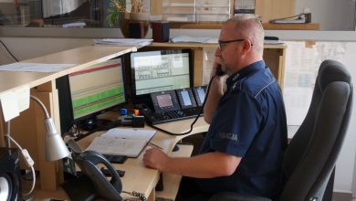 Dyżurni często odbierają telefony w sprawie patologii domowej. [fot. Śląska Policja]