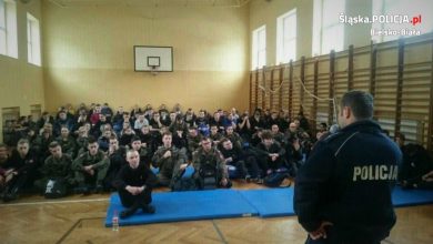 Policjanci rozmawiają z uczniami szkoły o zgubnym wpływie narkotyków na ich życie. [fot. Śląska Policja]