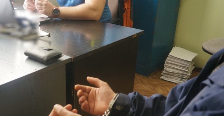 Jeden z zatrzymanych mężczyzn w rękach częstochowskiej Policji. [fot. Śląska Policja]