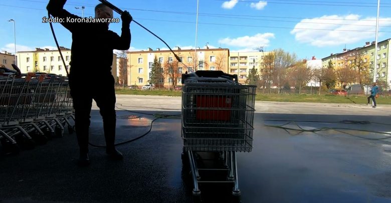 Wolontariusze dezynfekują wózki sklepowe. Tak jest w Jaworznie, gdzie mieszkańcy założyli grupę pod nazwą KoronaJaworzno i pomagają na różnych polach