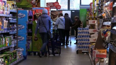 W poniedziałek 20 kwietnia weszły też zmiany w funkcjonowaniu sklepów i punktów usługowych. Może w nich przebywać więcej osób niż dotychczas