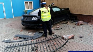 Wjechał w wózek z dwójką małych dzieci. Półtoraroczniaki z poważnymi obrażeniami trafiły do szpitala (fot.policja.pl)