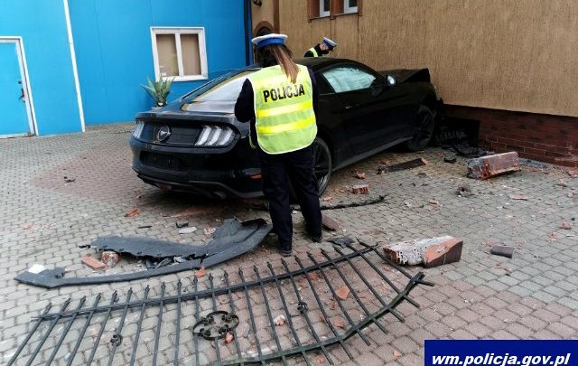 Wjechał w wózek z dwójką małych dzieci. Półtoraroczniaki z poważnymi obrażeniami trafiły do szpitala (fot.policja.pl)