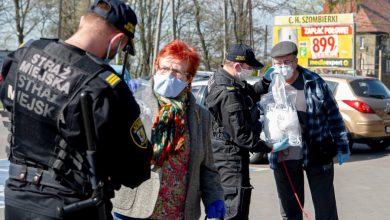 500 złotych mandatu za brak maseczki. Straż Miejska w Bytomiu rozdaje je za darmo (fot.UM Bytom)