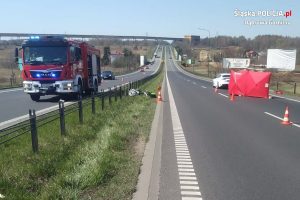 Tragiczny w skutkach wypadek motocyklisty w Dąbrowie Górniczej. Na DK-94 zginął młody mężczyzna. 32-letni motocyklista uderzył w bariery energochłonne (fot.KMP Dąbrowa Górnicza)