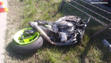 Tragiczny w skutkach wypadek motocyklisty w Dąbrowie Górniczej. Na DK-94 zginął młody mężczyzna. 32-letni motocyklista uderzył w bariery energochłonne (fot.KMP Dąbrowa Górnicza)