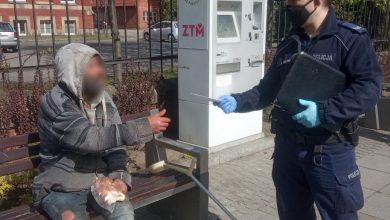 Policja z Katowic rozdaje maseczki bezdomnym [ZDJĘCIA]. Fot. KMP w Katowicach