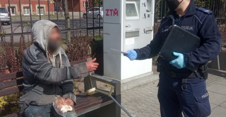 Policja z Katowic rozdaje maseczki bezdomnym [ZDJĘCIA]. Fot. KMP w Katowicach