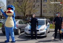 Śląskie: Policjanci zaśpiewali pod blokiem, a Sznupek zatańczył! To prezent urodzinowy! (fot.policja)