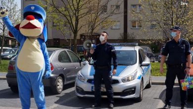 Śląskie: Policjanci zaśpiewali pod blokiem, a Sznupek zatańczył! To prezent urodzinowy! (fot.policja)