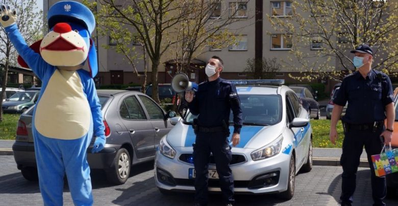 Śląskie: Policjanci zaśpiewali pod blokiem, a Sznupek zatańczył! To prezent urodzinowy! (fot.policja)