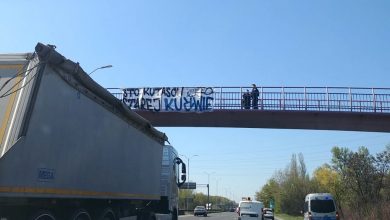 "Sto kutasów starej ku..ie" - taki pseudo-baner wywiesili w poniedziałek, 20 kwietnia pseudokibice GKS Katowice nad DTŚką na wysokości osiedla Tysiąclecia (fot.katowice24.info)