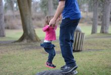 Katowice: Wyszedł z dzieckiem na spacer. Policja wlepiła mu mandat! (fot.pixabay.com)