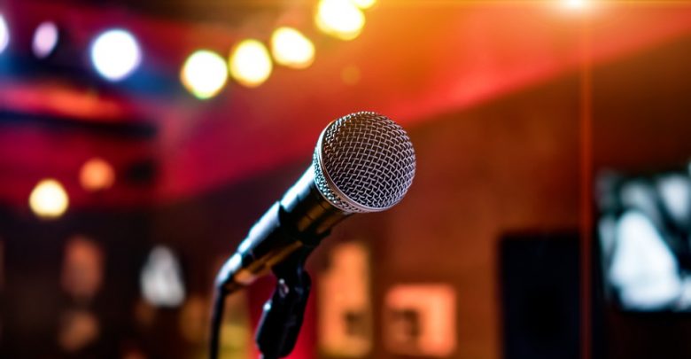 Częstochowa: jutro balkonowe karaoke. Teksty wyświetlą na ekranie. Fot. poglądowe pixabay.com