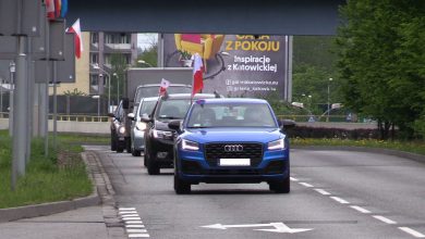 Skromny protest przedsiębiorców 1 maja pod Spodkiem. Przyjechało kilkanaście aut