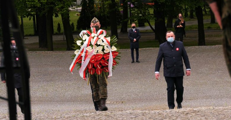 Maski, odstęp i pustki. Skromne obchody 3 Maja w Katowicach