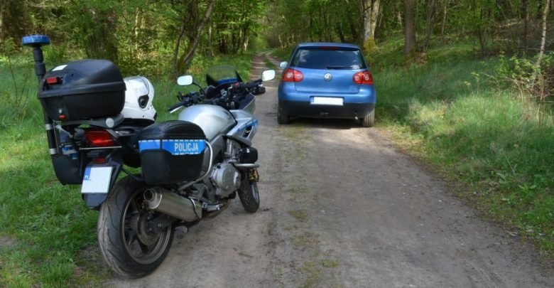 Sporych kłopotów narobił sobie 27-latek, który VW Golfem uciekał policji. W czasie pościgu potrącił policjanta! (fot.policja)