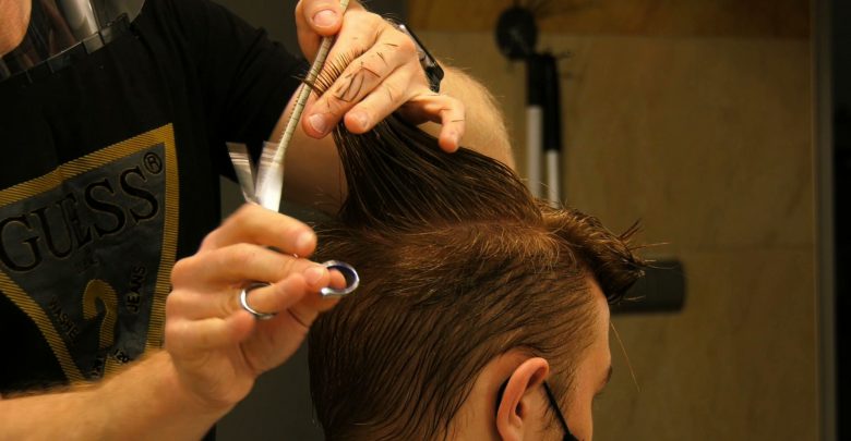 Od dziś, z zachowaniem rygorów sanitarnych, można korzystać z usług fryzjerów i kosmetyczek