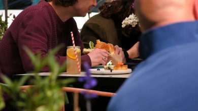 Można jeść na świeżym powietrzu, bądź w lokalu. Dziś swoje podwoje otworzyły restauracje, kawiarnie i bary