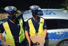 TO wideo chwyta za serce! Piekarska policja i jeden z kierowców uratowali kaczuszki!